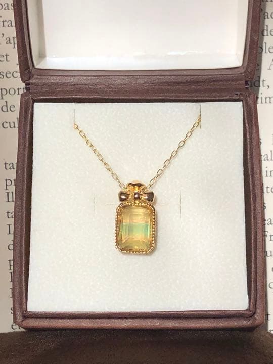 フローライトの香水瓶　ペンダントトップ