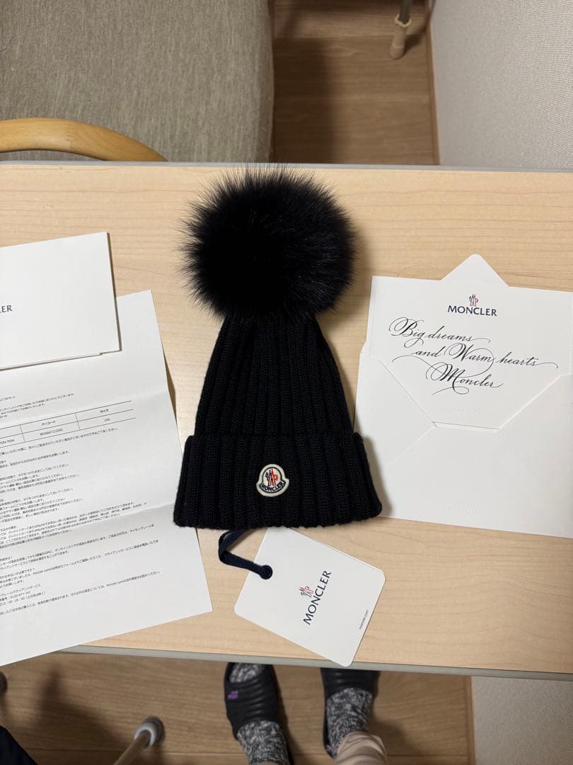 MONCLER ブラックファー付きニット帽