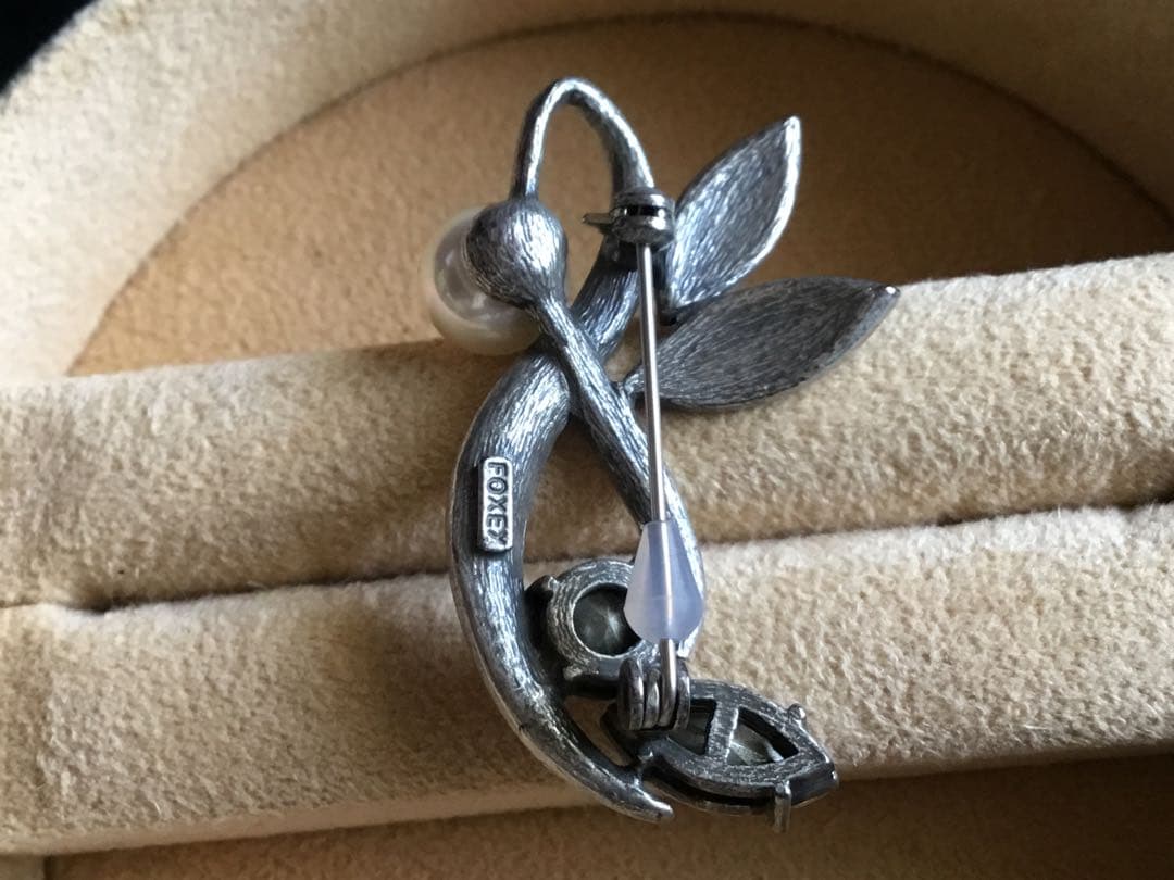 在庫一掃セール中！職人技が一粒光るパールと輝きを放つストーンのブローチ