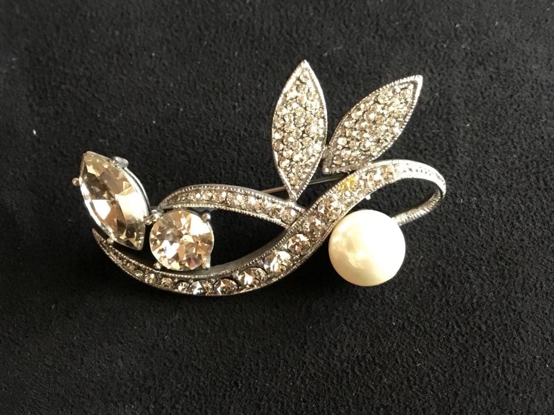 在庫一掃セール中！職人技が一粒光るパールと輝きを放つストーンのブローチ