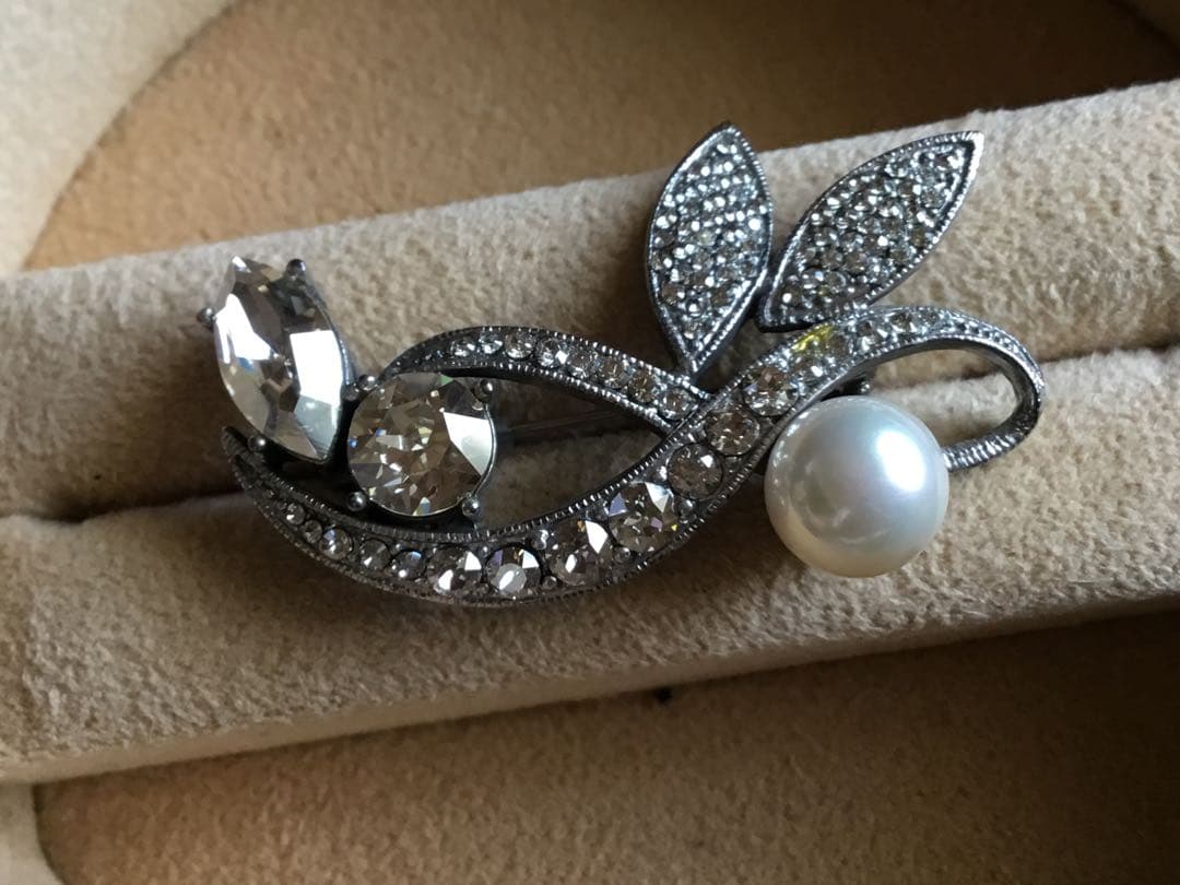 在庫一掃セール中！職人技が一粒光るパールと輝きを放つストーンのブローチ