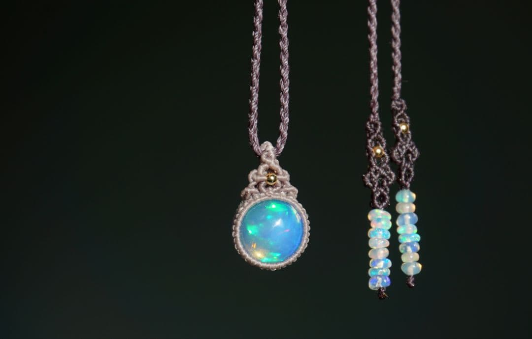 浮かぶ満月　エチオピア産オパール　マクラメ　ネックレス