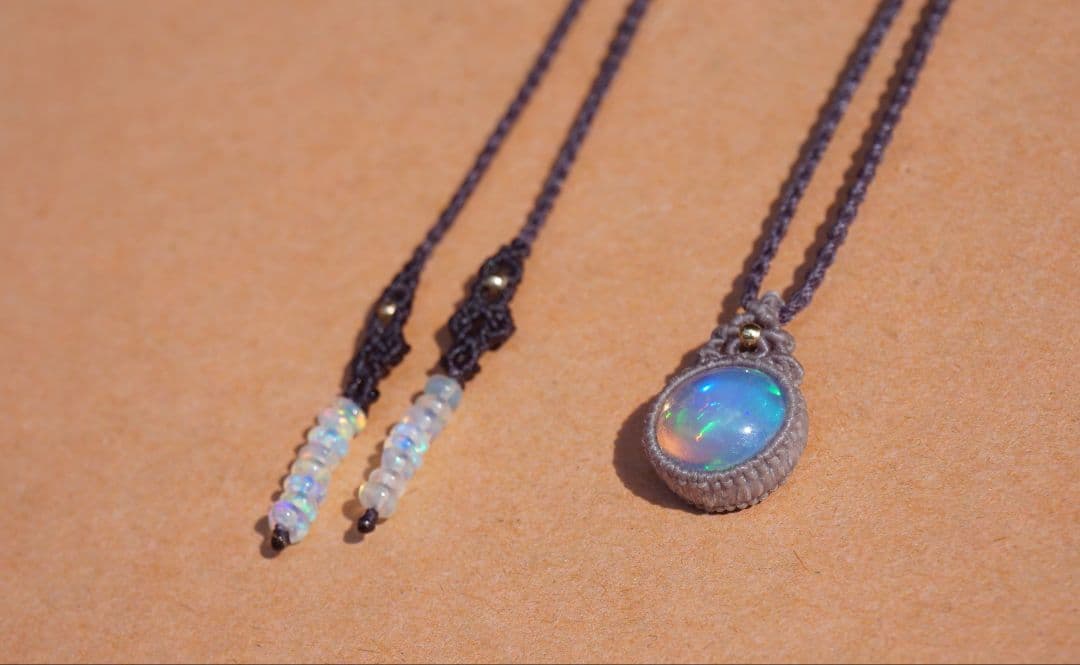 浮かぶ満月　エチオピア産オパール　マクラメ　ネックレス