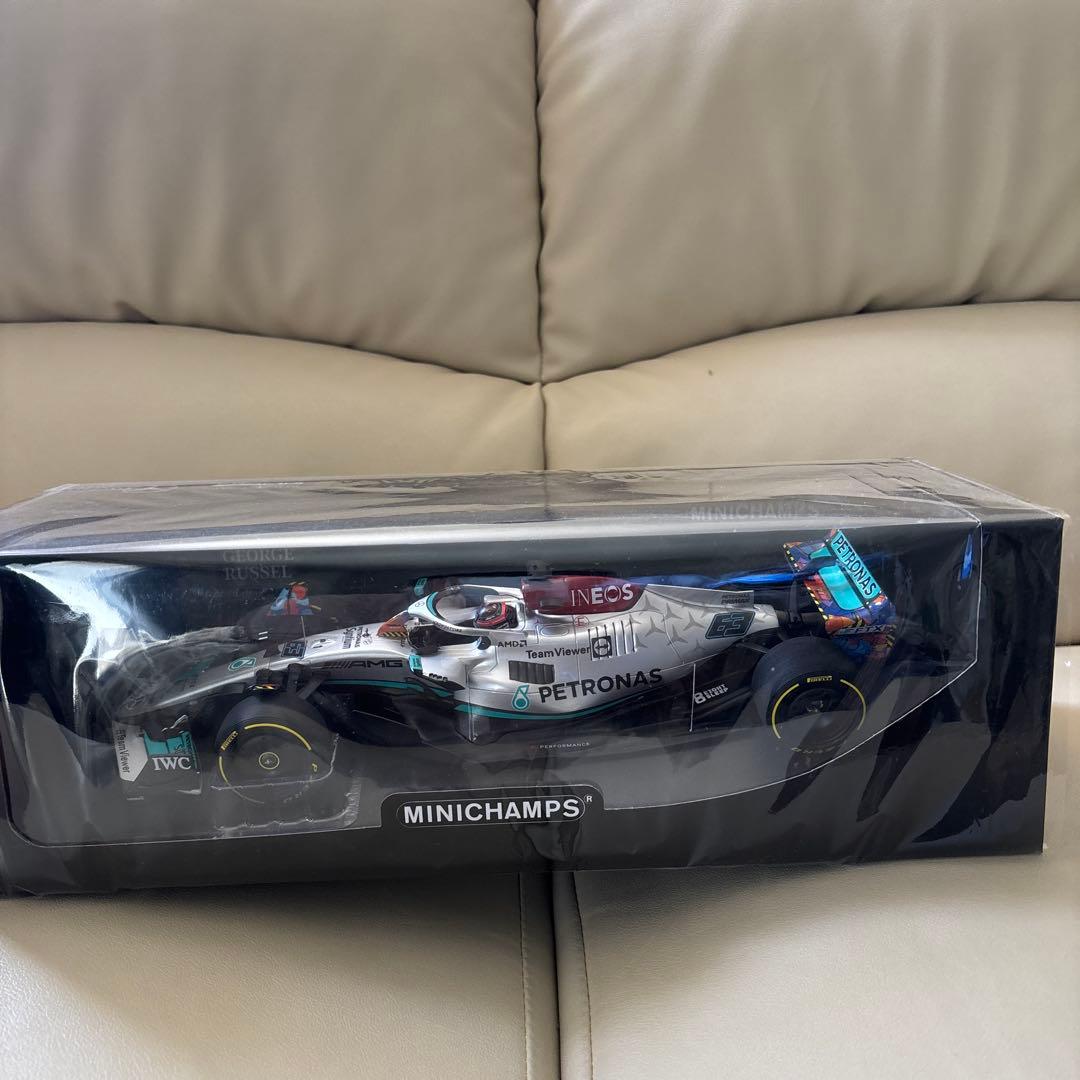 1/18 ミニチャンプス メルセデスAMG W13 G.ラッセル