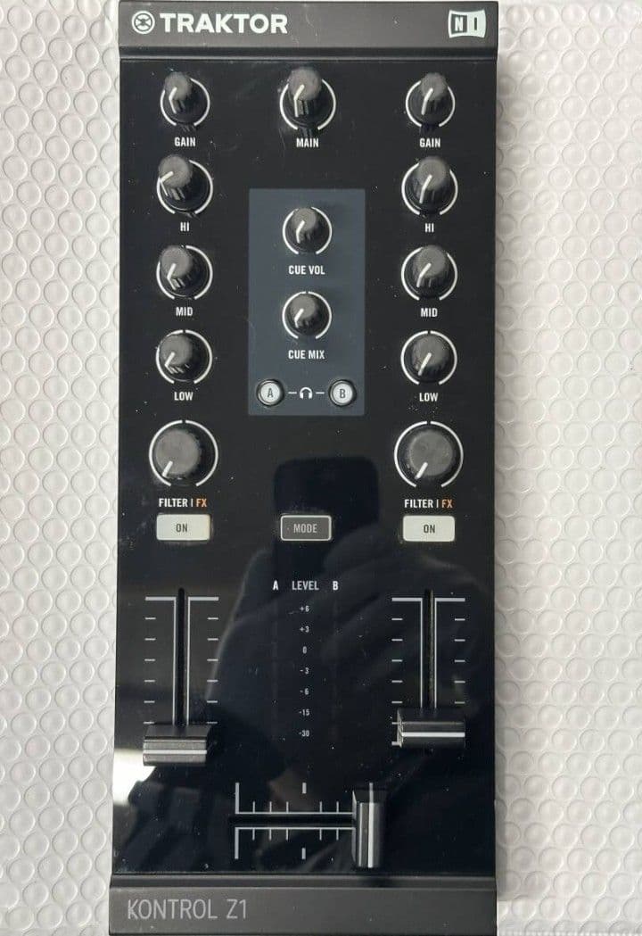 TRAKTOR KONTROL Z1 コントローラー