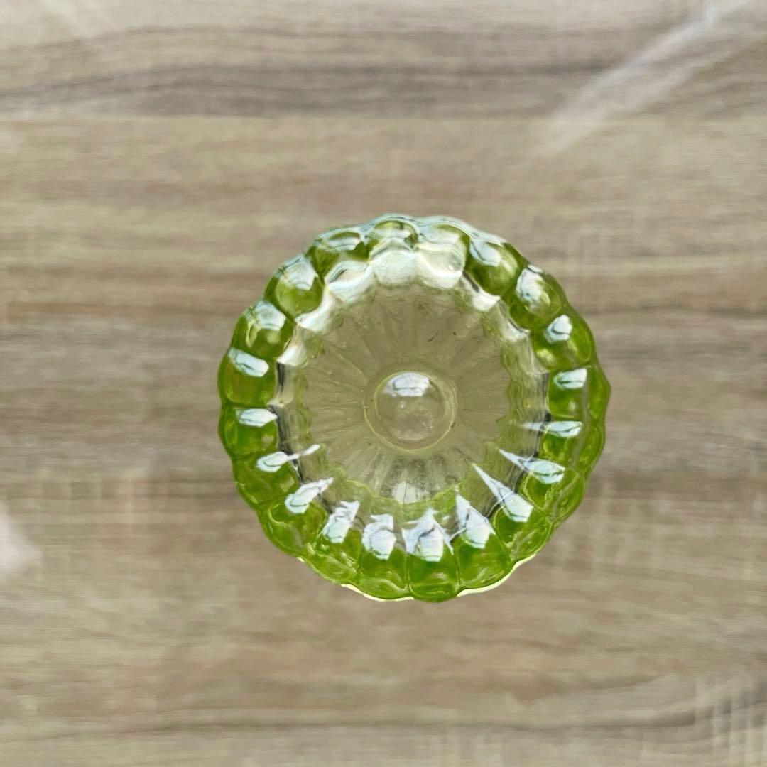 骨董　時代ガラス　ゆらゆらプレスガラス　若草色　百合の紋章　コップ　ウラン
