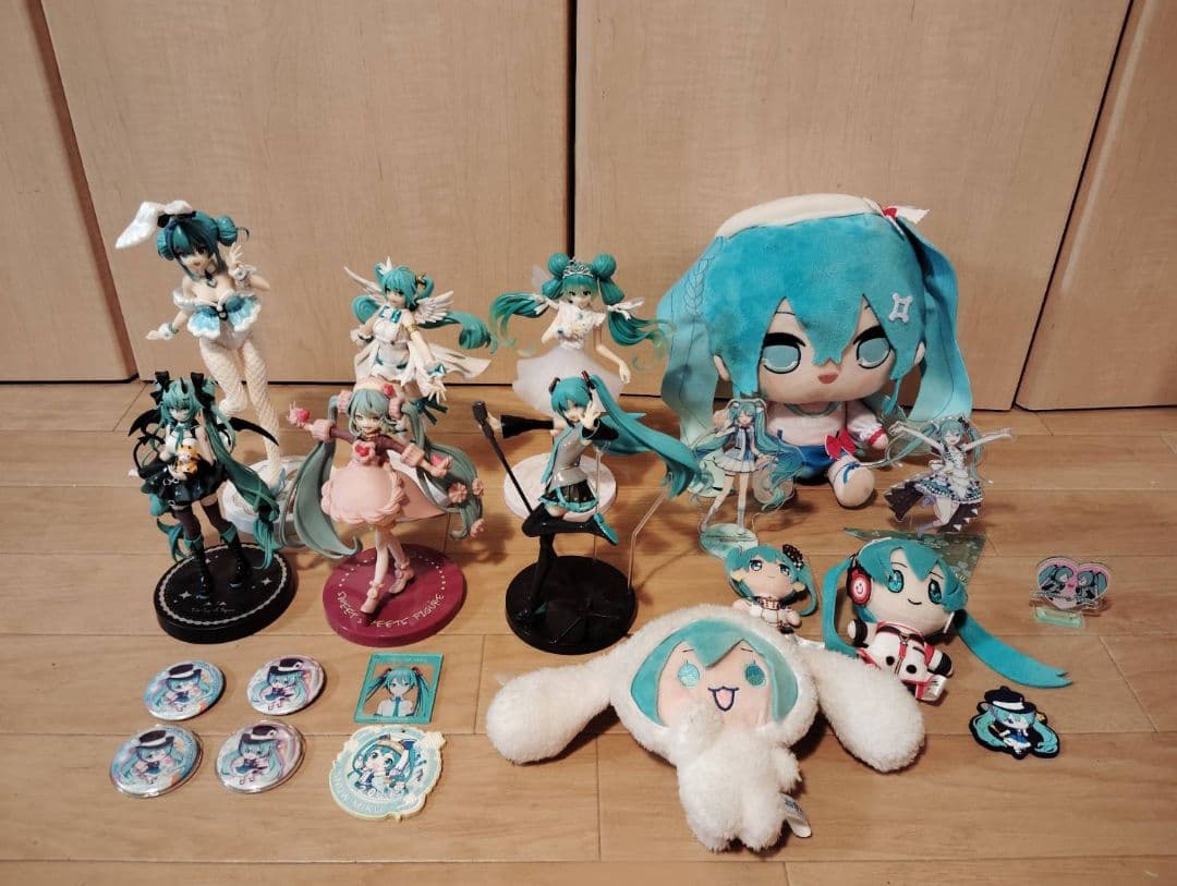 初音ミク!!　フィギュア&缶バッチセット　　まとめ売り