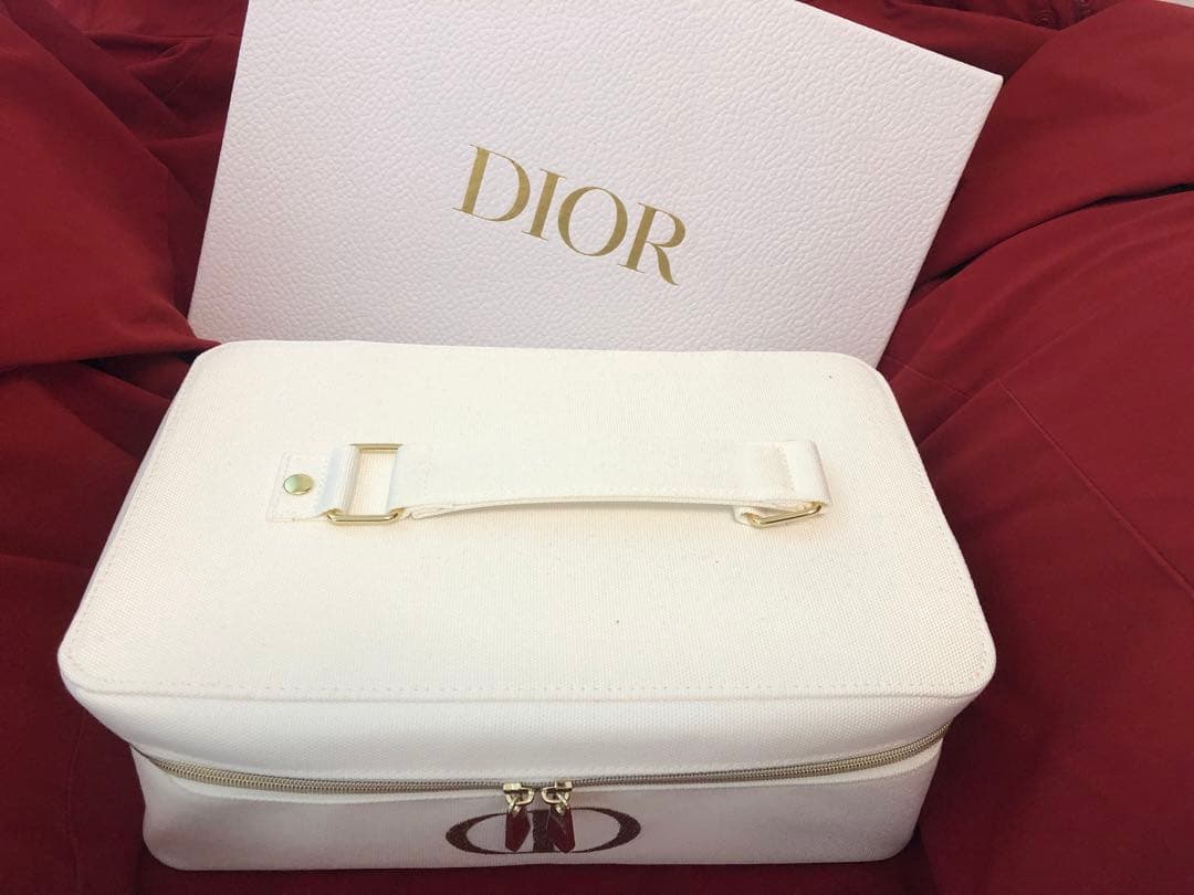 Dior ノベルティメイクアップポーチ アイマスク・シュシュ・コットンケース付き