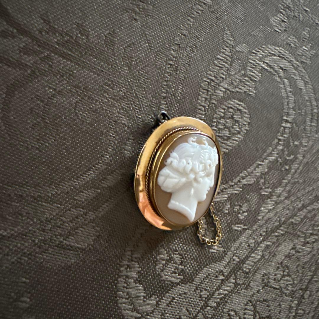 19世紀末アンティークシェルカメオブローチ 9金製、安全チェーン付き、英国