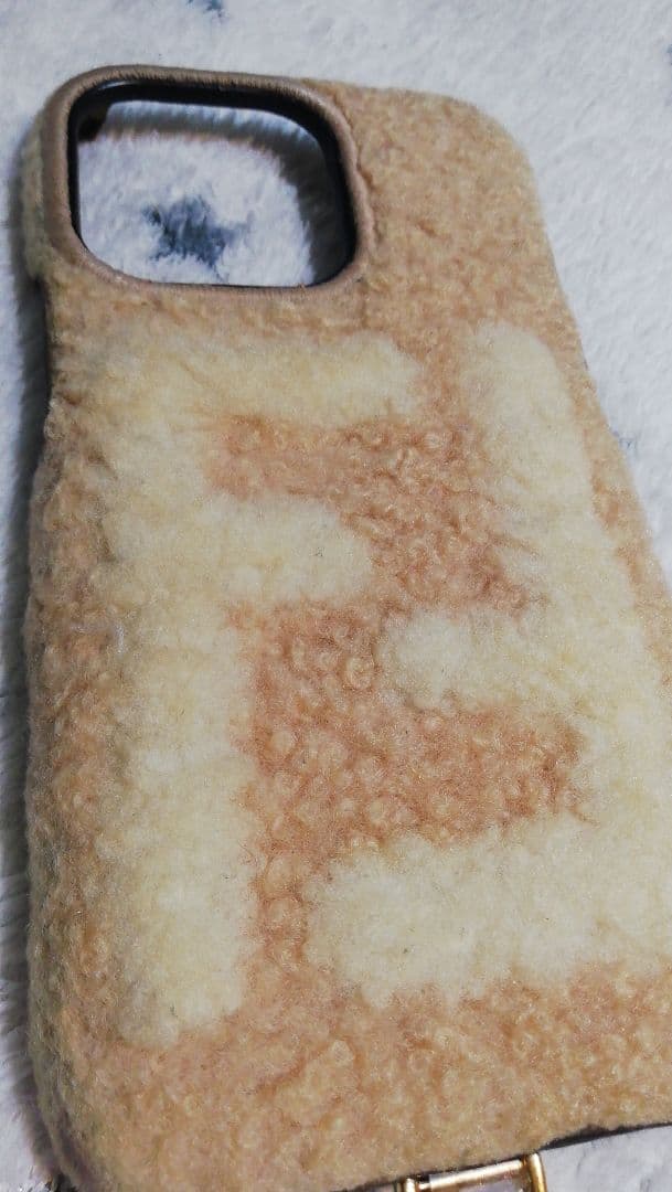FENDI　フェンディ　ボア　モコモコ　スマホケース　iPhonePro13