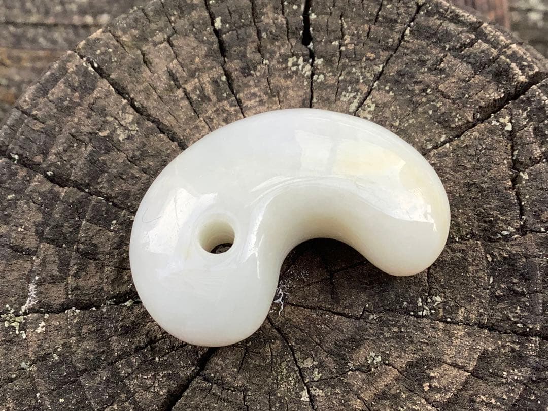 極上物✳きらきら味の素‼️小滝産糸魚川翡翠勾玉　氷の世界へアイスジェイド　鑑別書付