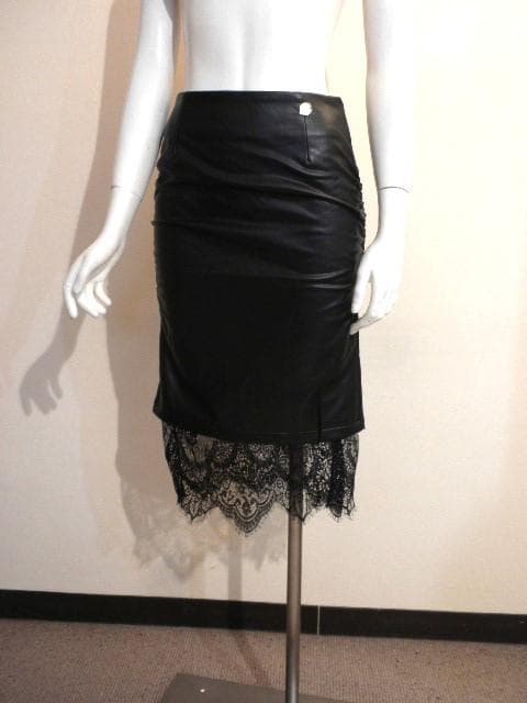 最新デニーローズ◆素敵レース使い！女らしさ際立つ”黒レザー調タイトスカート！40