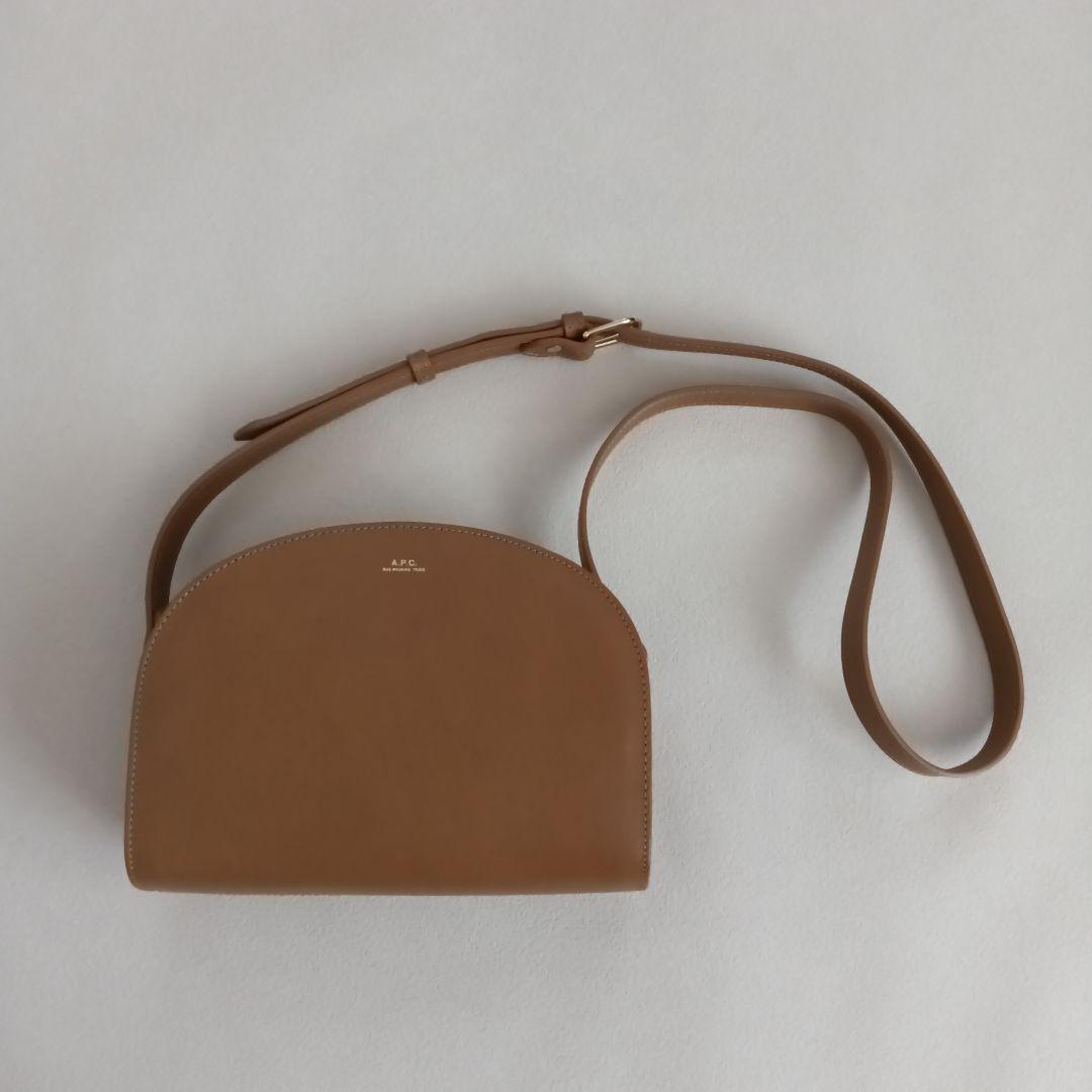 A.P.C. ベージュキャメル　ハーフムーン ショルダーバッグ　美品