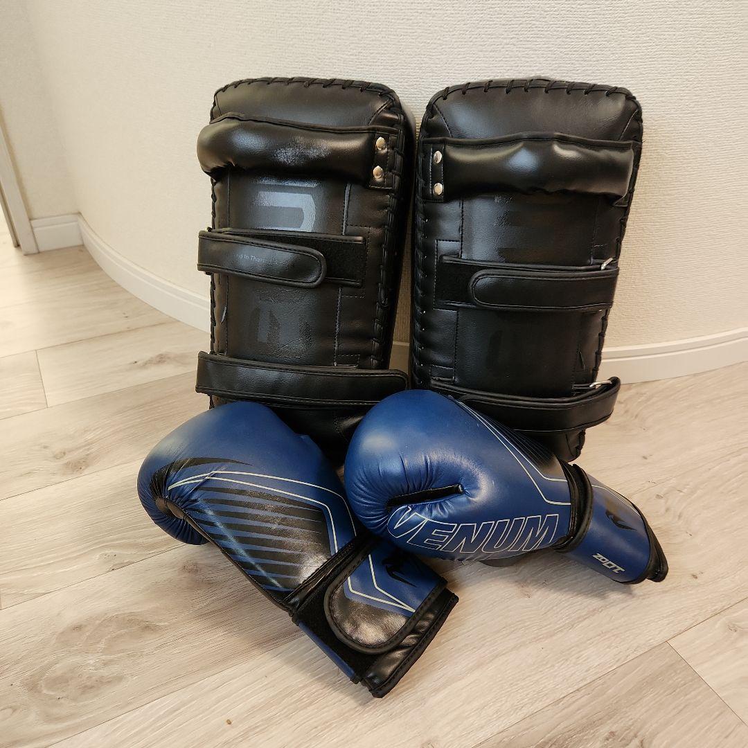 VENUM パンチングミット 黒 グローブ10oz