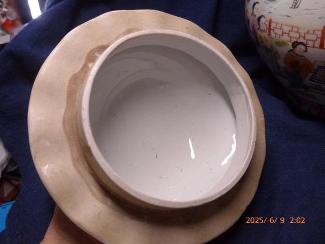 美品　大清同治年製　款 　彩色唐絵美人図 蓋付壺です。高さは約23センチ