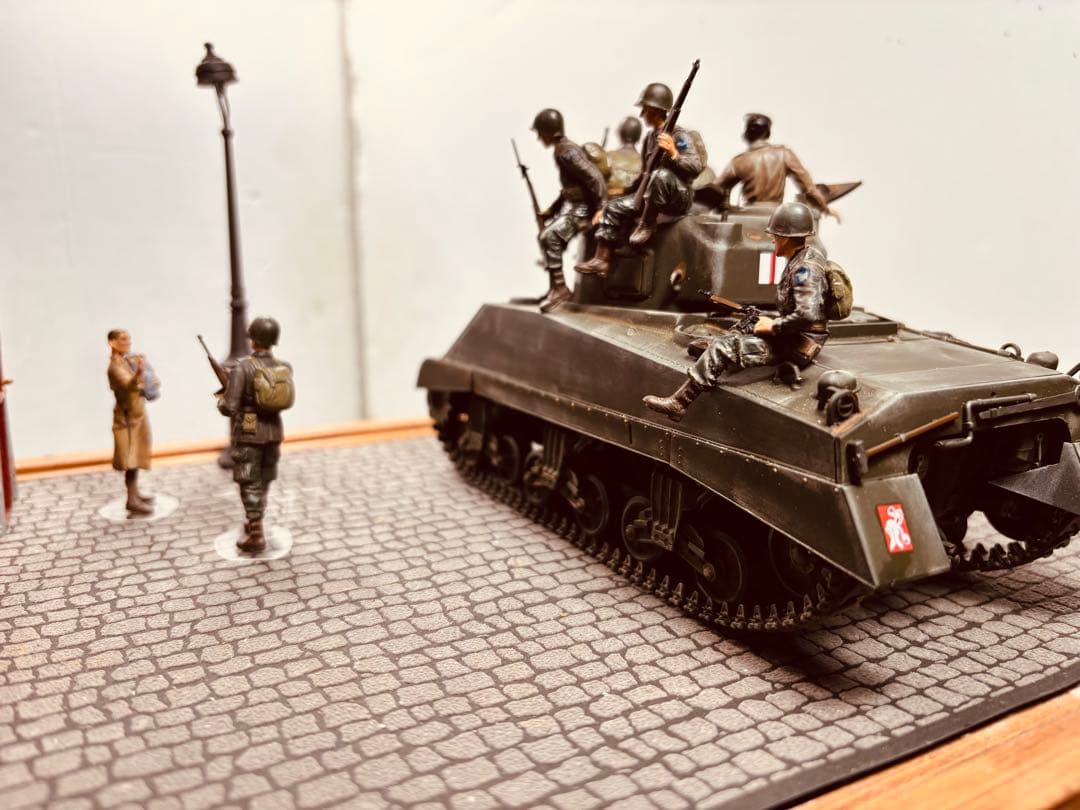 ホビーボス1／35 アメリカ軍落下傘部隊とイギリス軍タンク