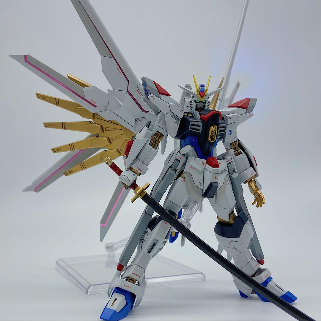 HGマイティーストライクフリーダムガンダム　全塗装　完成品　スタンド付き