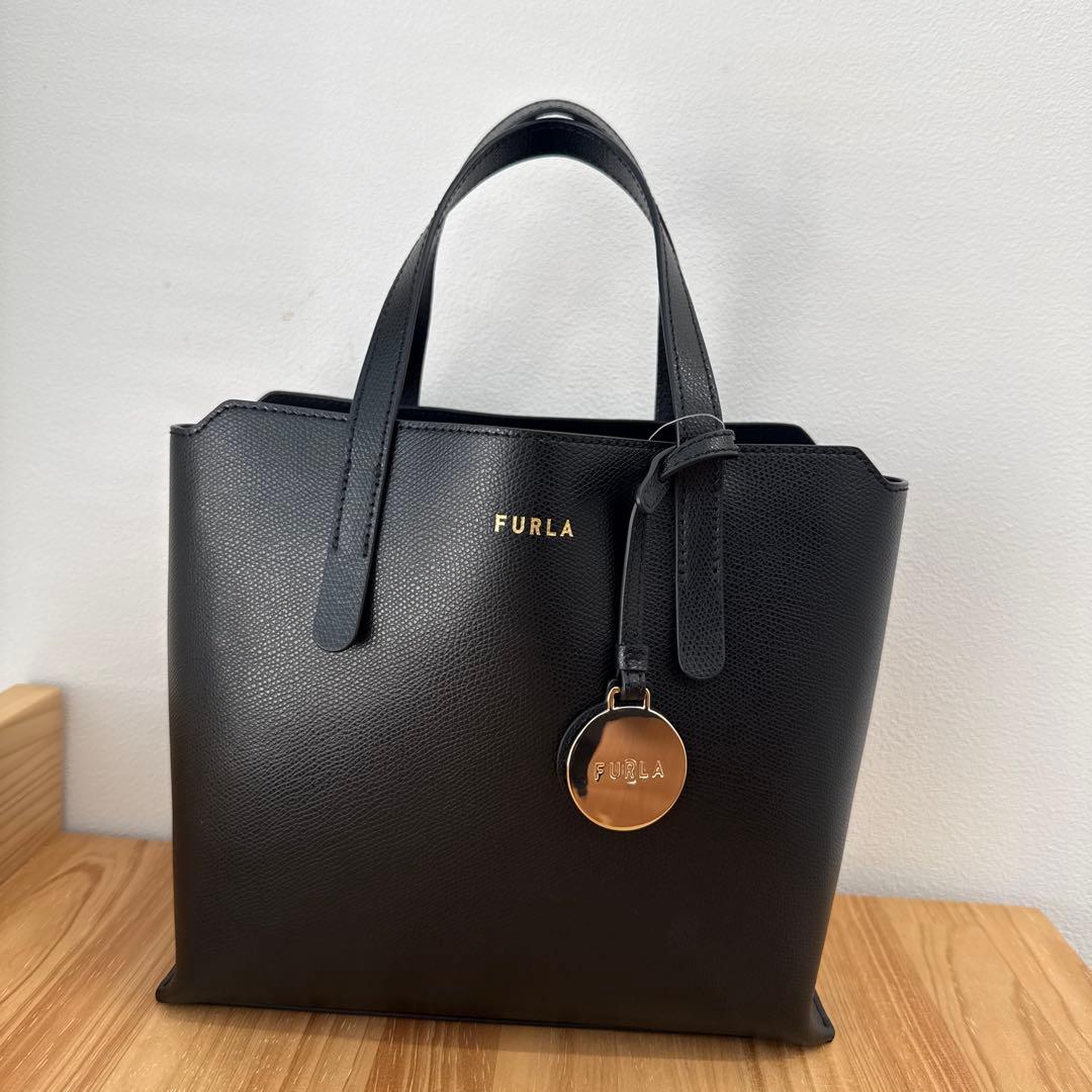 FURLA ブラックレザーハンドバッグ