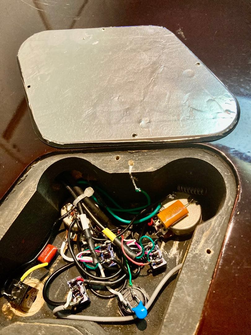 ☆ヨッピー　☆メーカー名「T」 モディファイして新機能搭載したレスポール