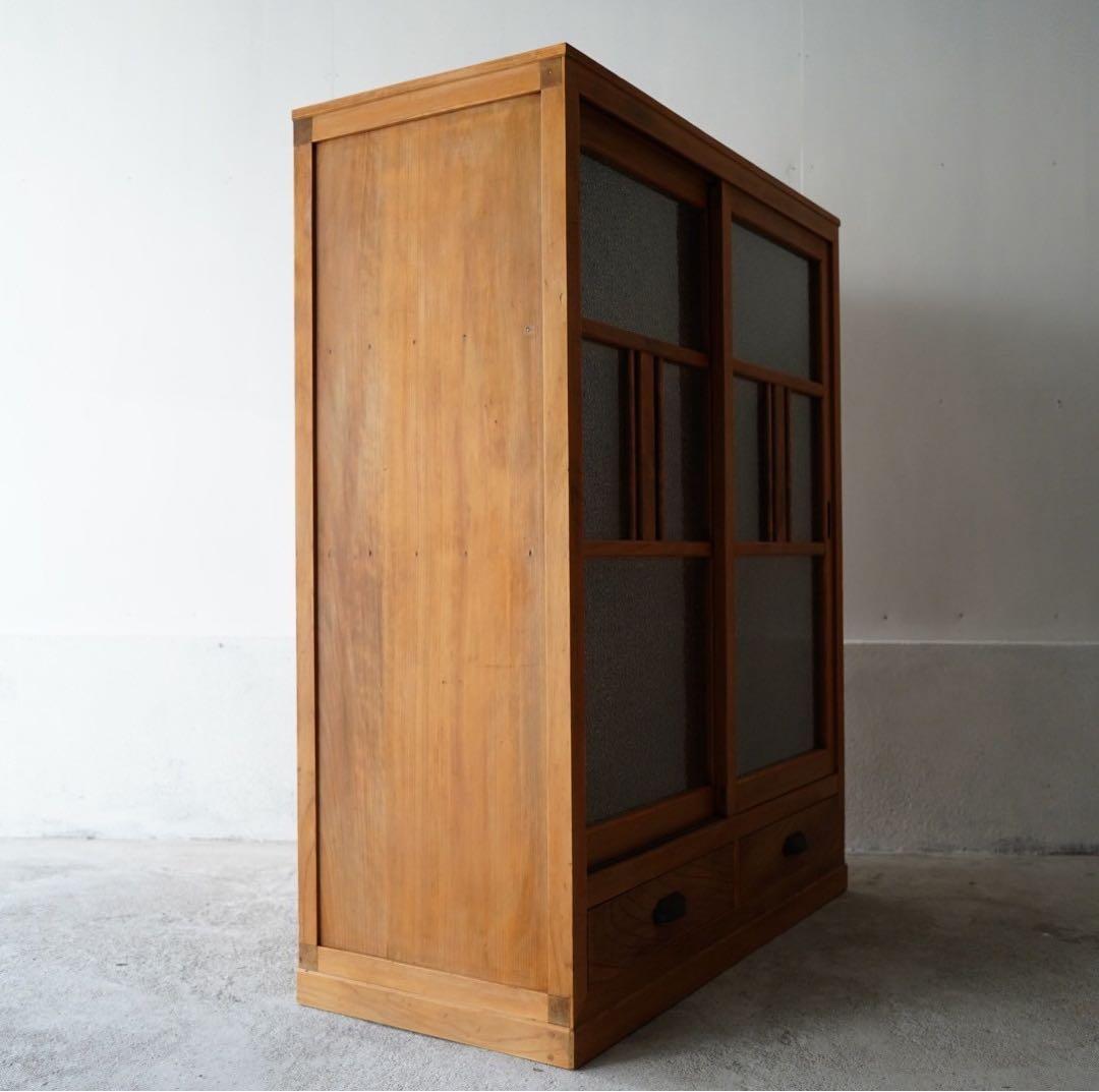 ダイヤガラスのキャビネット