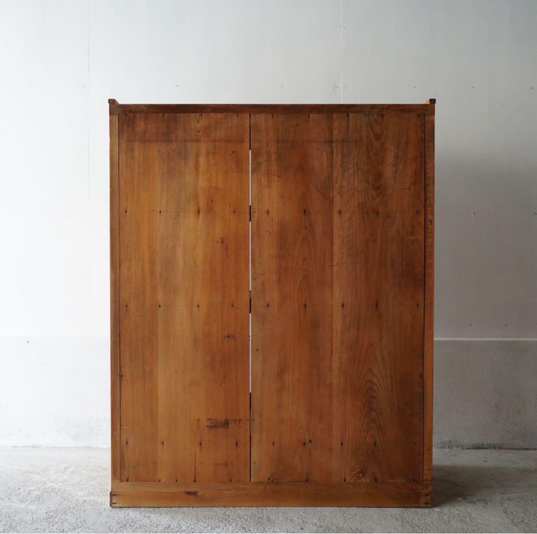 ダイヤガラスのキャビネット