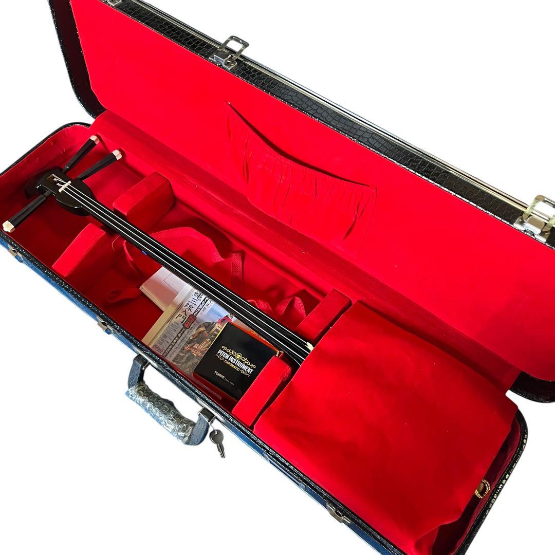 【極美品】沖縄 三線 本蛇革 強化張り 黒塗り棹 蛇皮 ハードケース 爪 調子笛