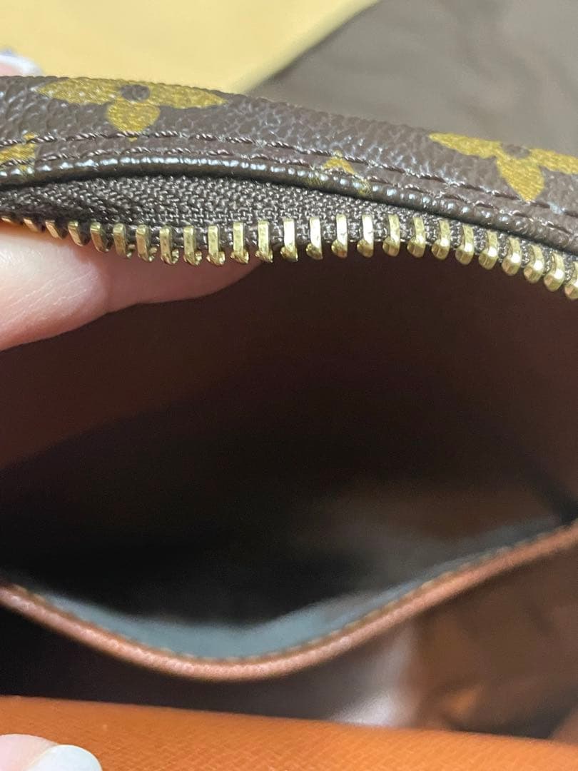 ストラップ根元も綺麗です。Amazon