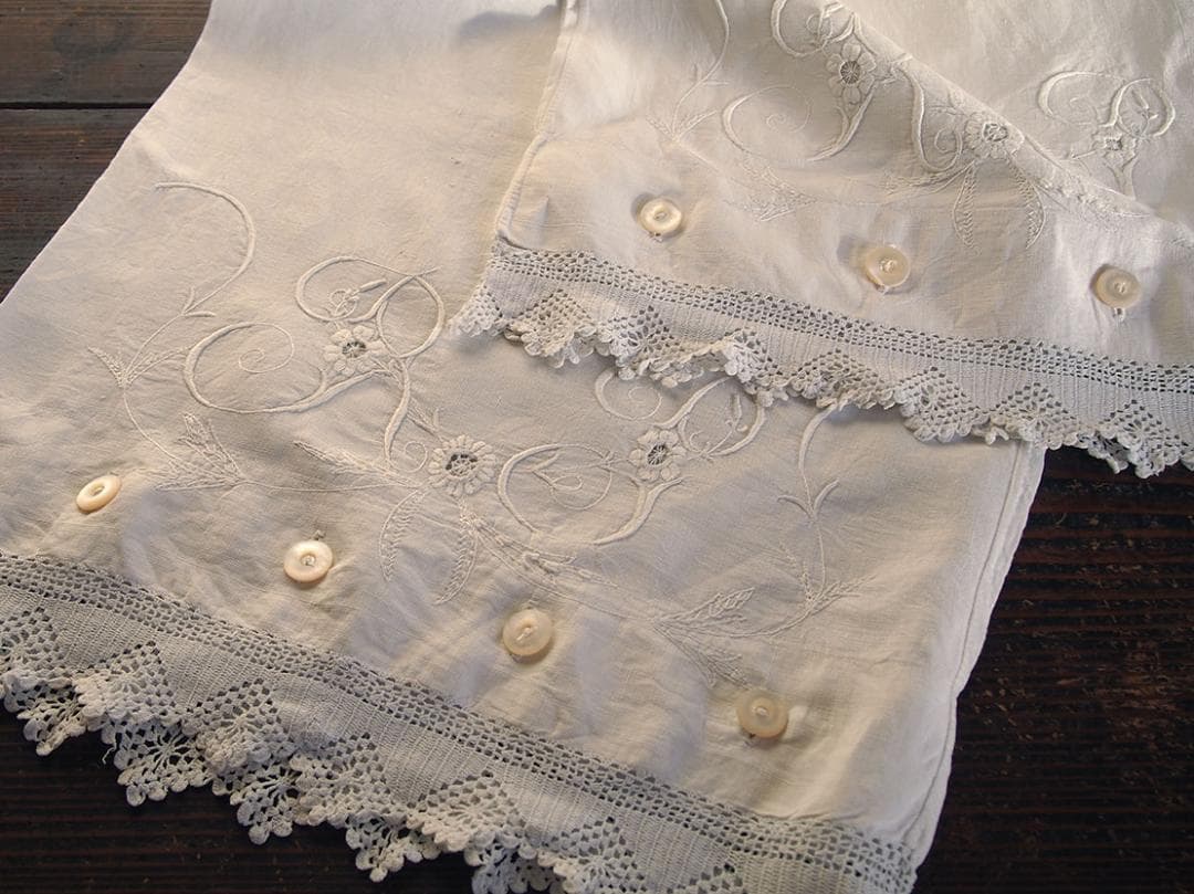 手刺繍とクロシェレース ピローケース2枚 貝ボタン かぎ針レース /K367