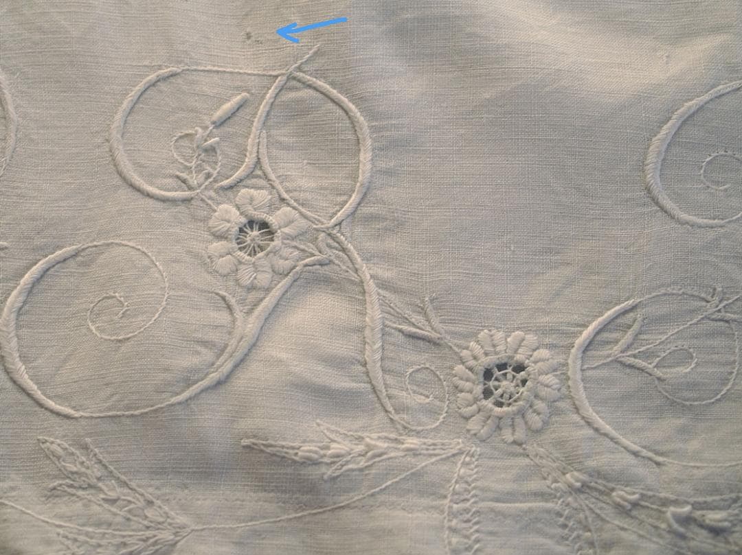 手刺繍とクロシェレース ピローケース2枚 貝ボタン かぎ針レース /K367