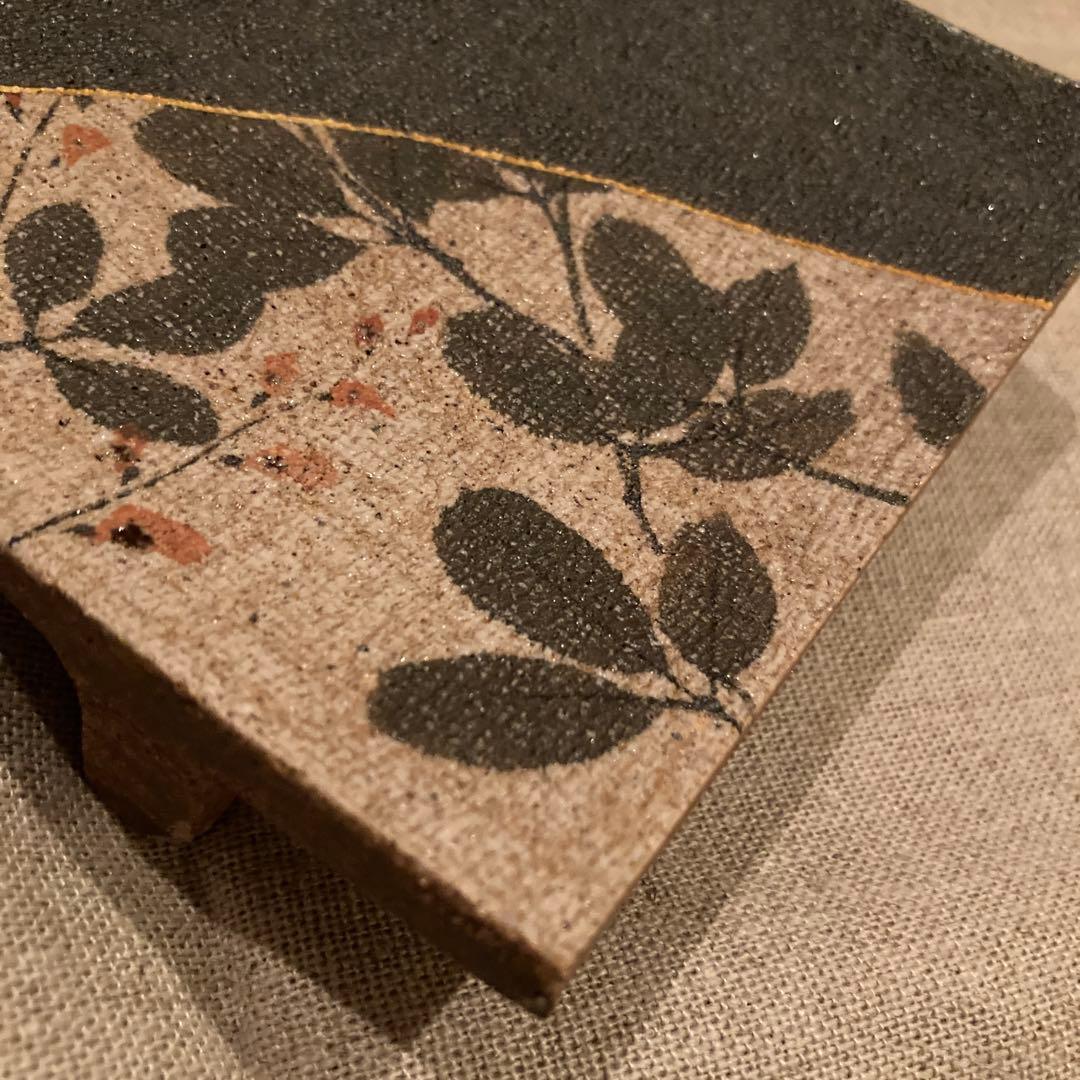 紫綬褒章受章 伊藤東彦 作 「布目彩磁 草花文 長角皿」