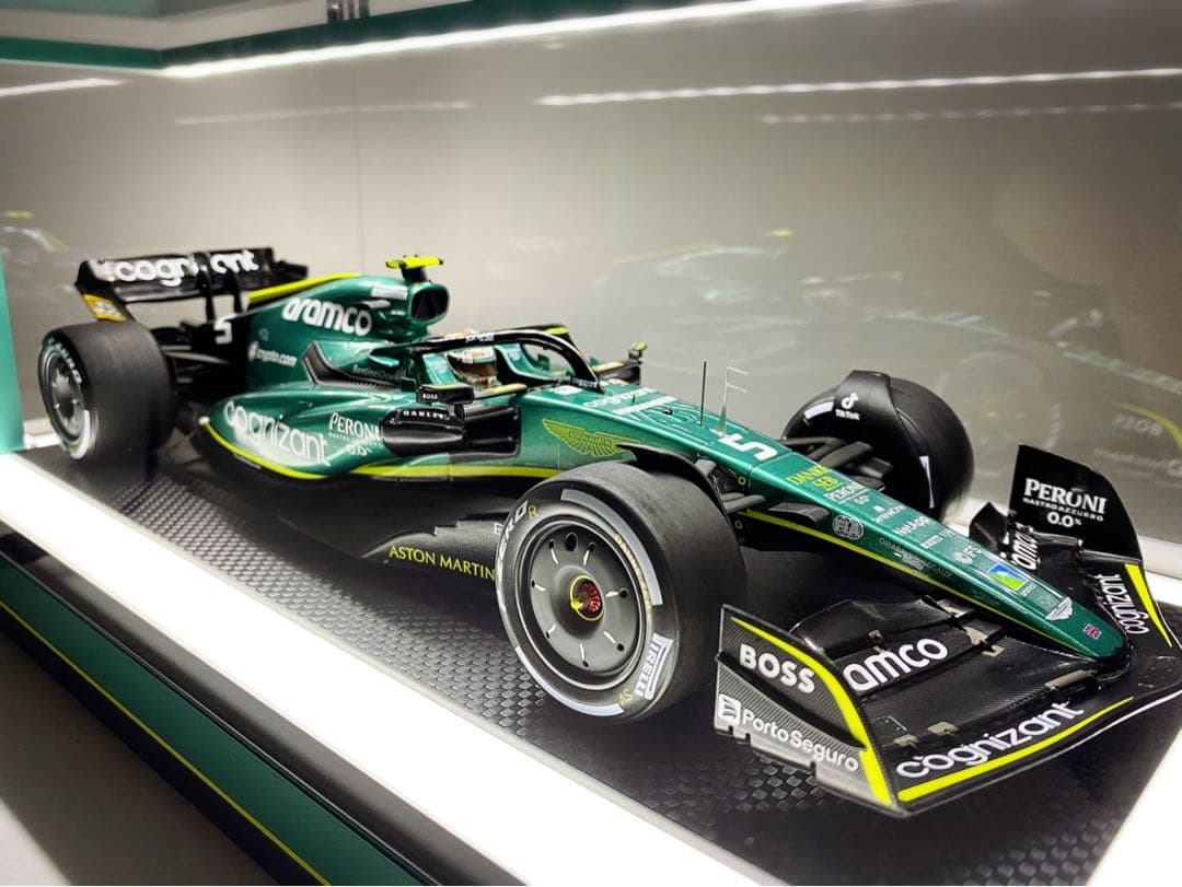 1/18 アストンマーティン AMR22×LEDケース セバスチャン・ベッテル