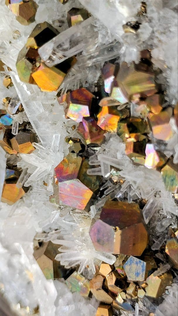 【巨大】3kg超 レインボー カラー パイライト 水晶クラスター 共生 台座付