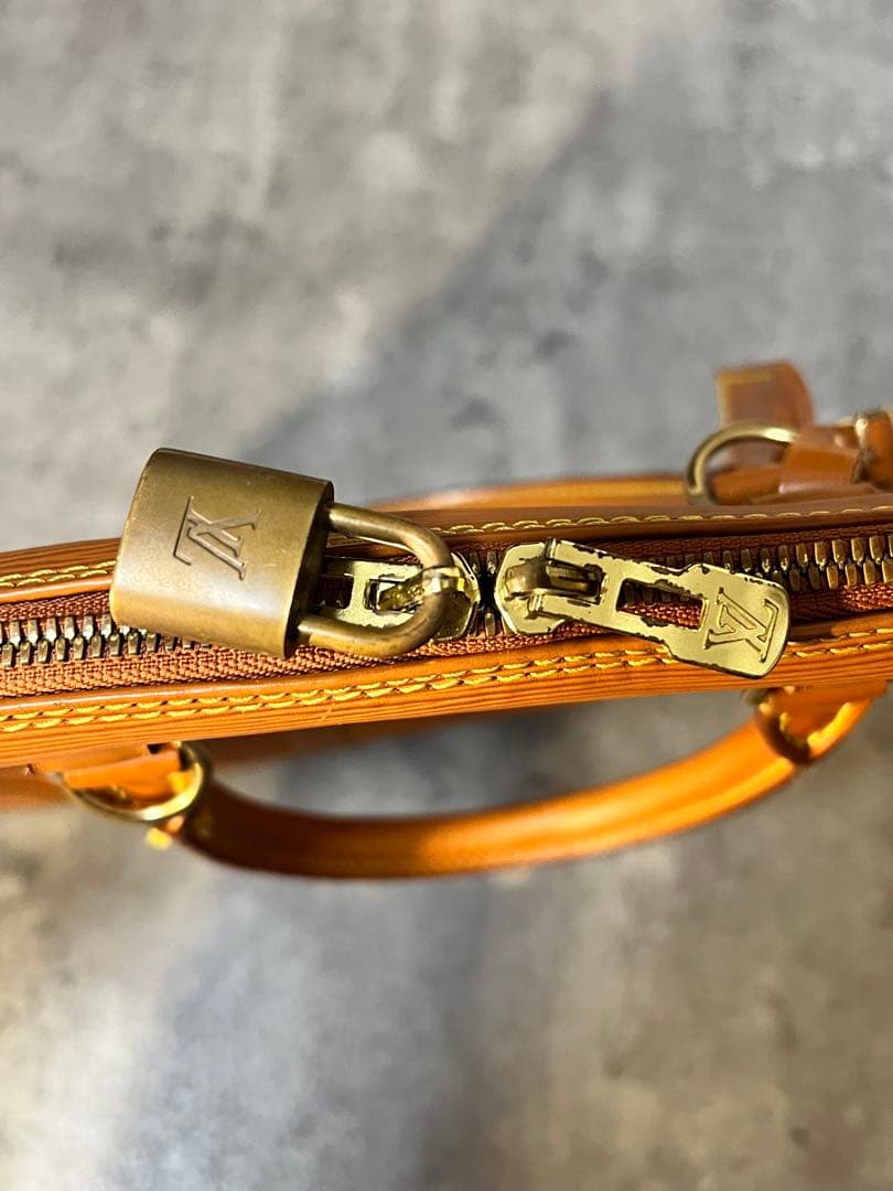 ルイヴィトン　エピ　ポルト ドキュマン・ヴォワヤージュ　ジパングゴールド