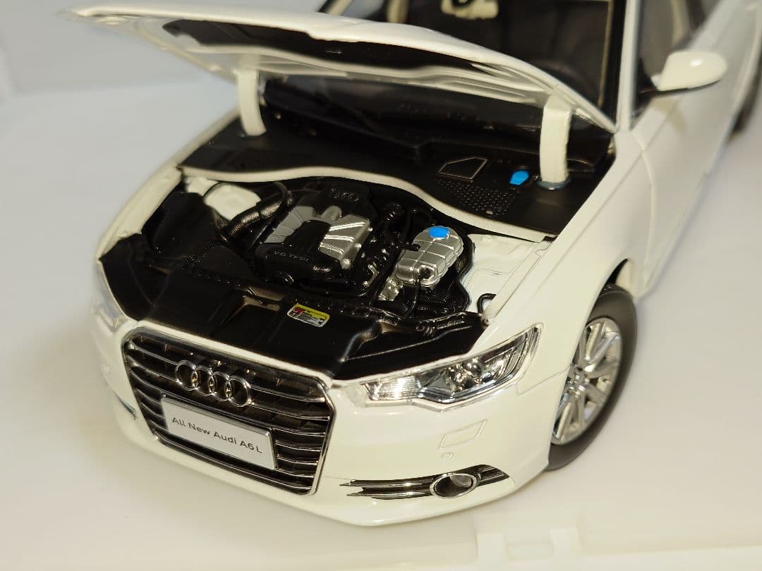 希少 海外流通品 Audi A6L 1/18 ミニカー ホワイト