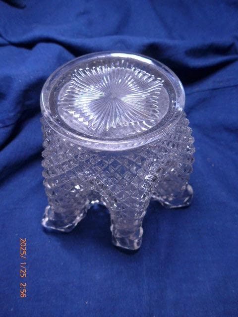 アンティークガラスの花瓶です。60年代のものだと思います