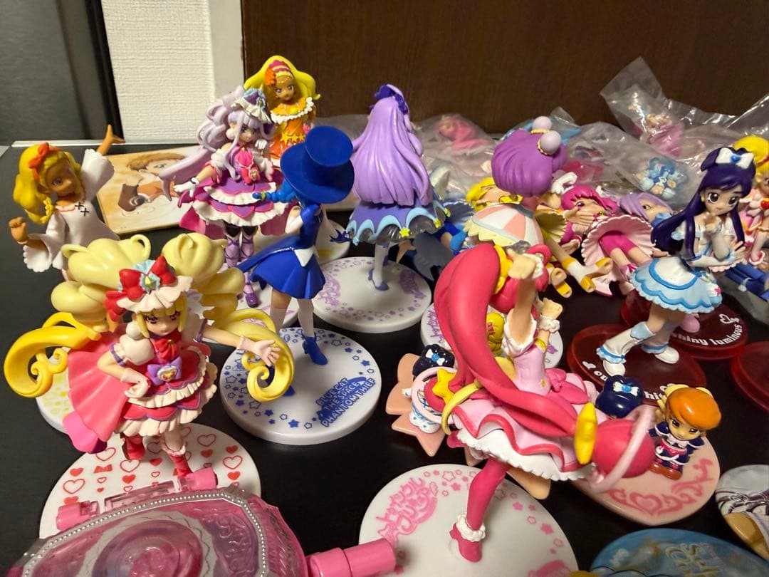 プリキュア グッズセット 大量　フィギュア　色紙　バッジ　　　 キーホルダー