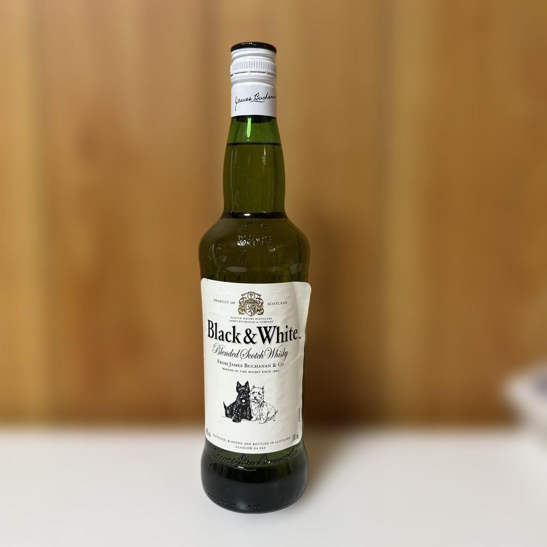 Black & White ブレンデッドスコッチウイスキー 700ml