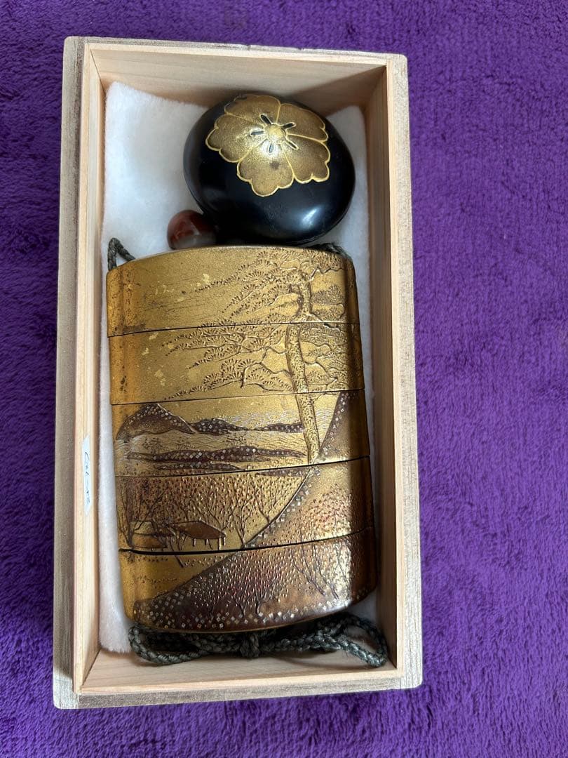 漆塗り印籠 金地の山景色 根付 家紋入り 薬入れ 小物入れ 時代物