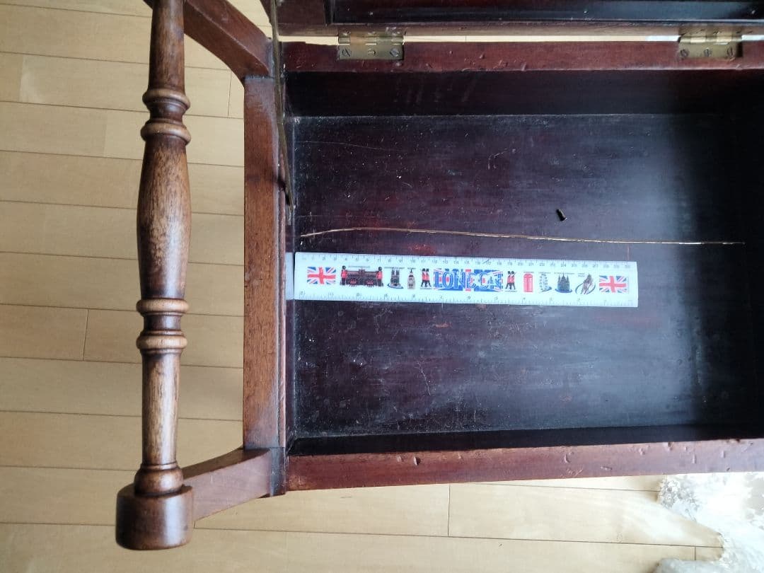 イギリスからの収納できるビンテ−ジスツ−ル、秘密の物入れ、刺繍