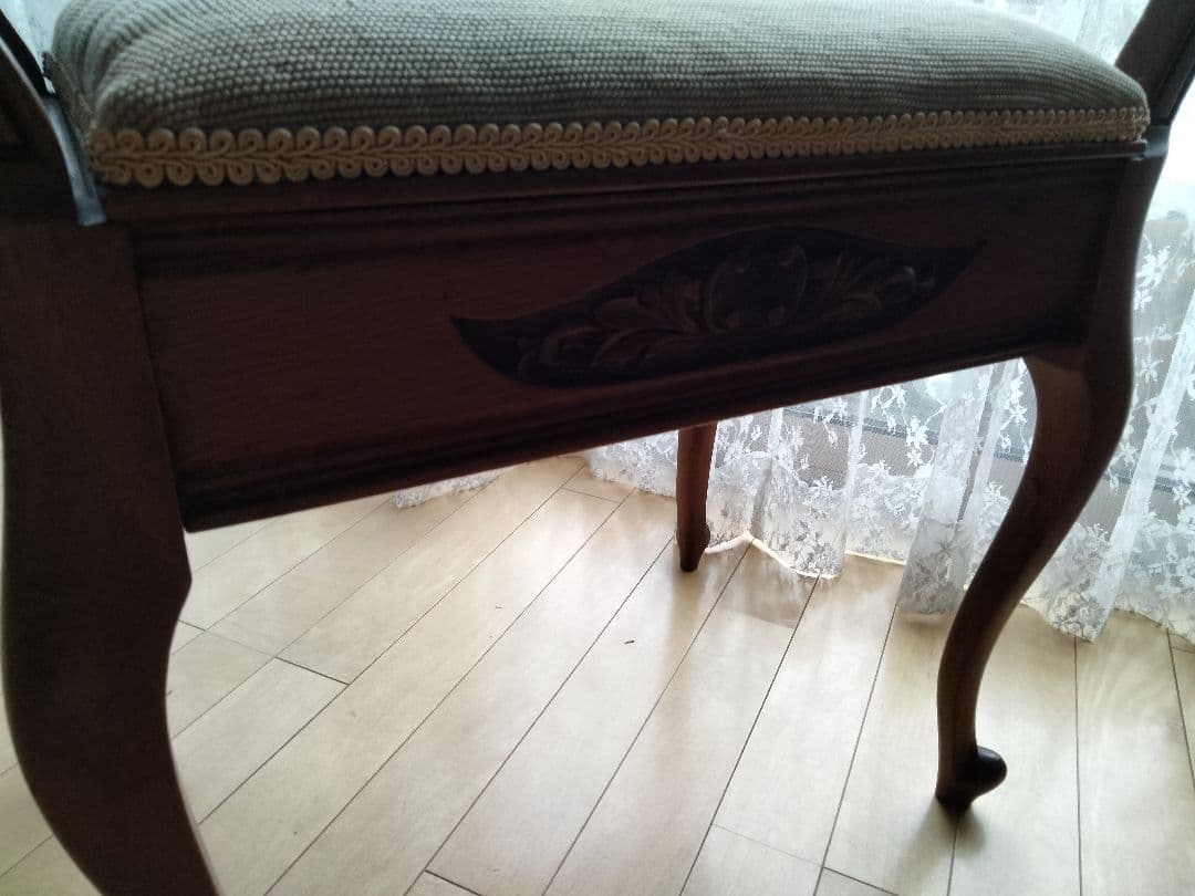 イギリスからの収納できるビンテ−ジスツ−ル、秘密の物入れ、刺繍