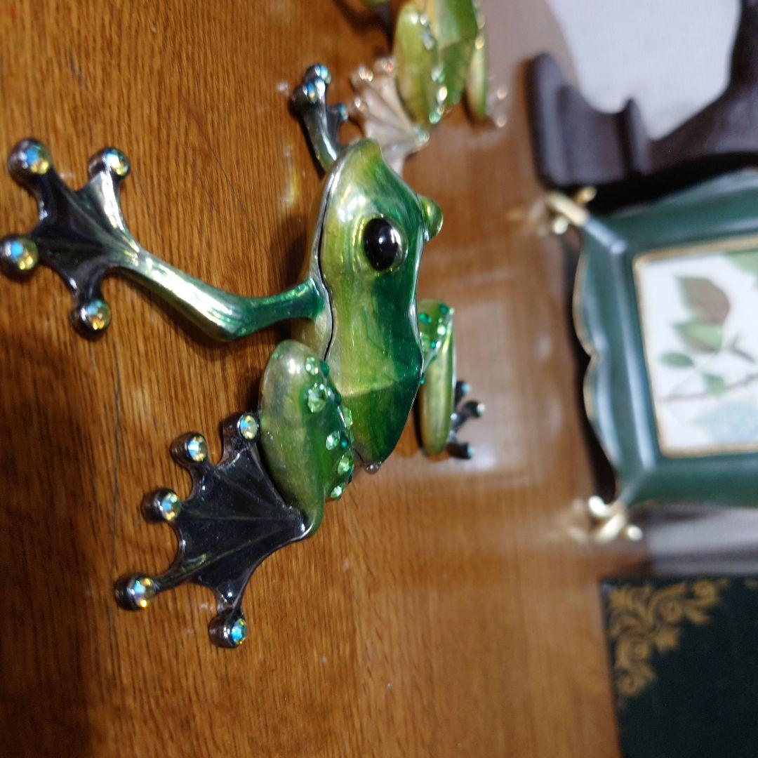 緑色のエナメル製カエルの置物2点