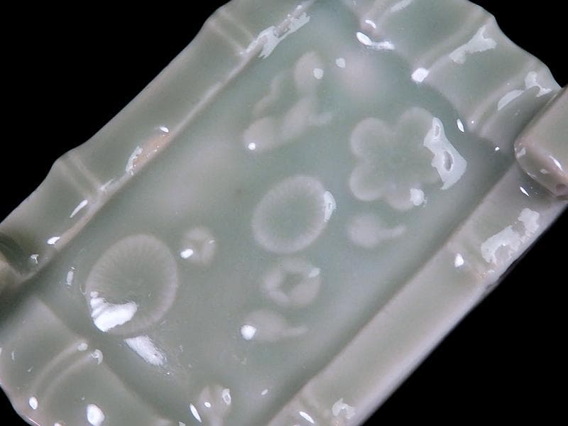 古伊万里　青磁　陽刻　井戸型　梅花の図　盃台　E264AS-CGr