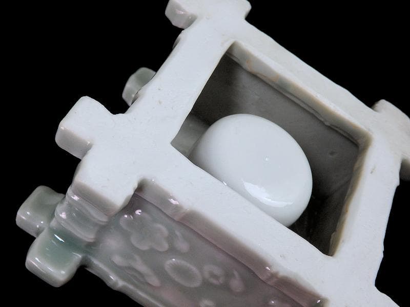 古伊万里　青磁　陽刻　井戸型　梅花の図　盃台　E264AS-CGr