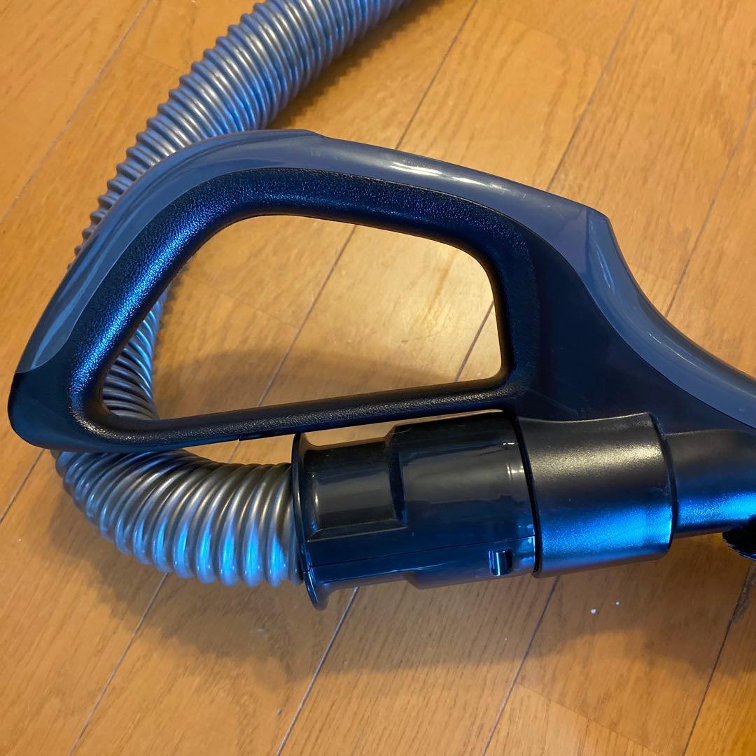 TOSHIBA　サイクロン掃除機　トルネオ　VC-C7(R)　2019年製