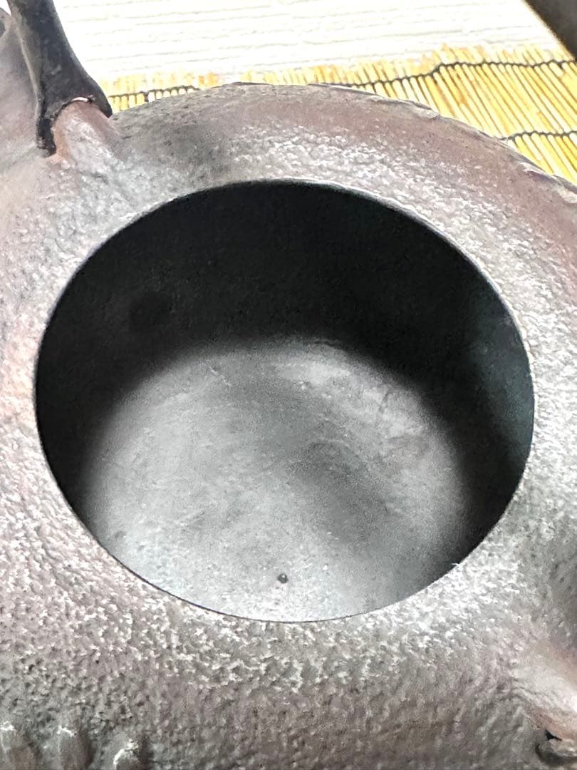 未使用品、供箱等付属品付　岩手県奥州 佐秋鋳造所 佐藤守巨造 真作保証　南部鉄瓶