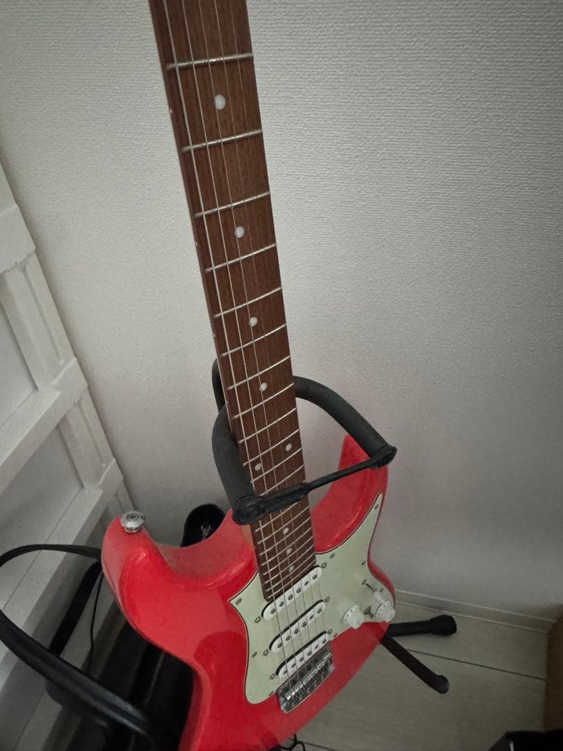 レッドエレキギターとギターケース