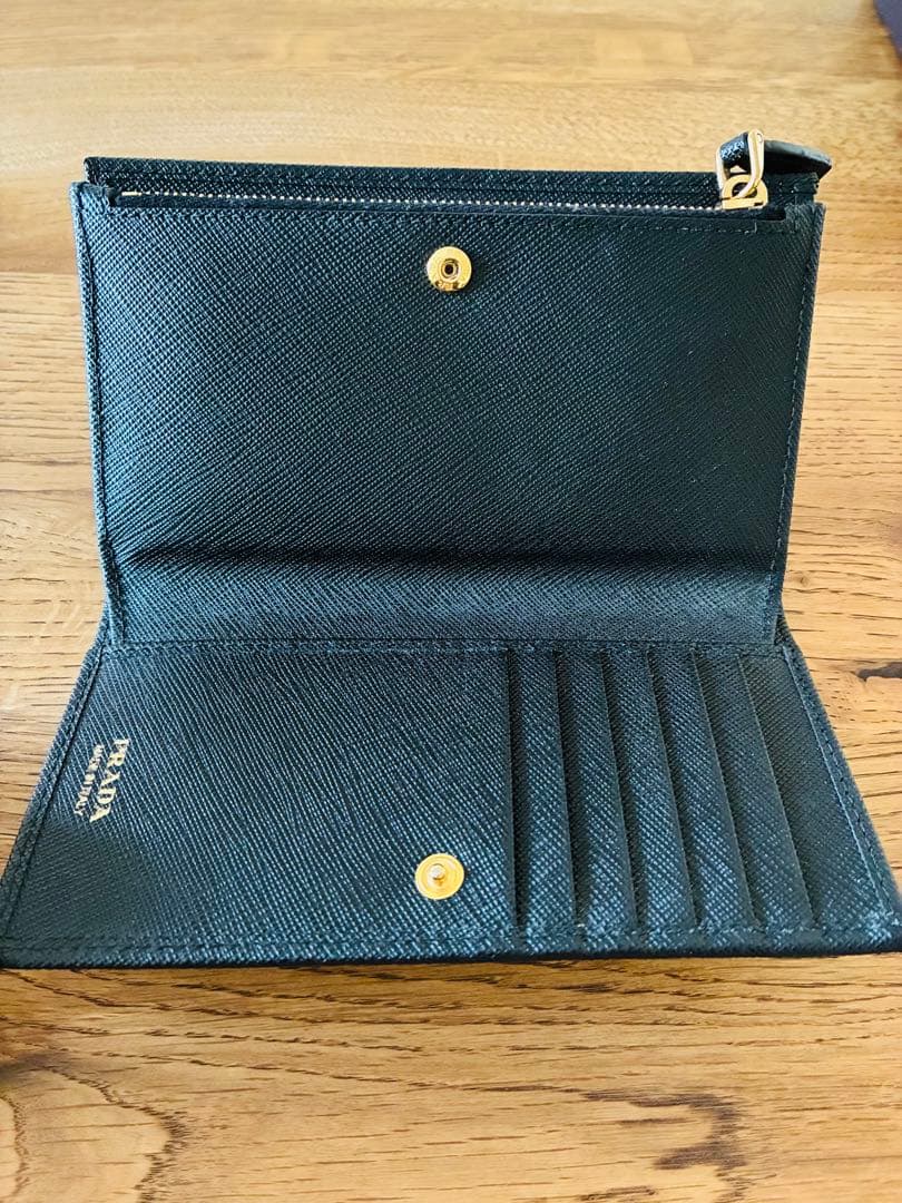 PRADA ブラック 二つ折り財布 サフィアーノレザー　プラダ