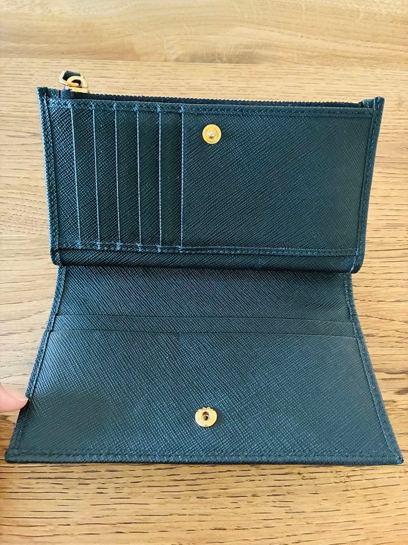 PRADA ブラック 二つ折り財布 サフィアーノレザー　プラダ