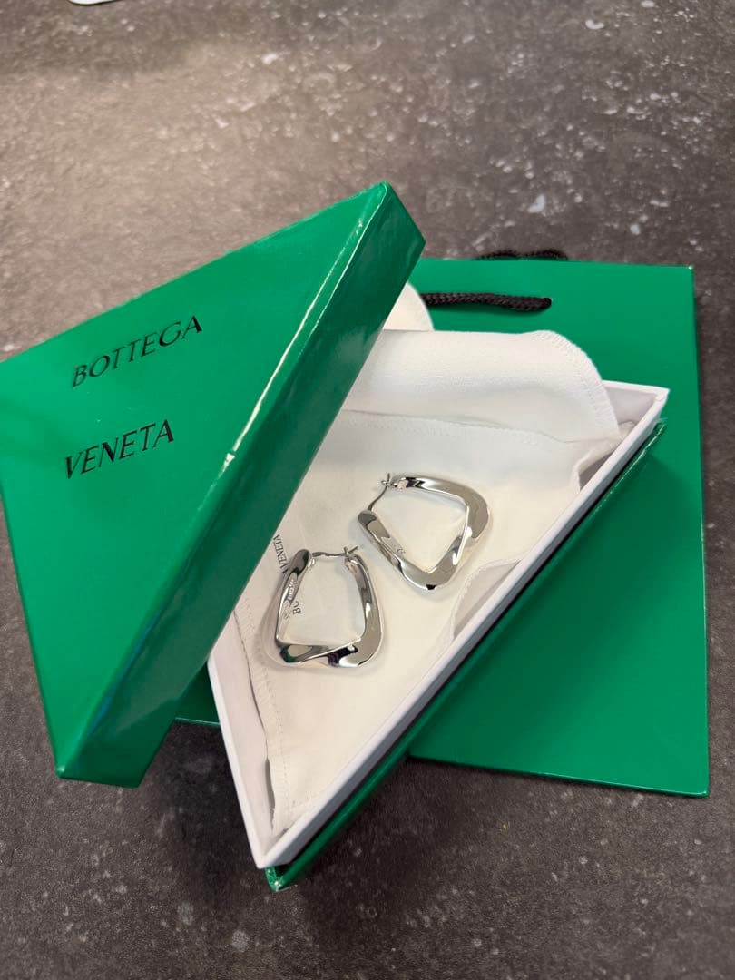 ボッテガヴェネタ トライアングルフープピアス