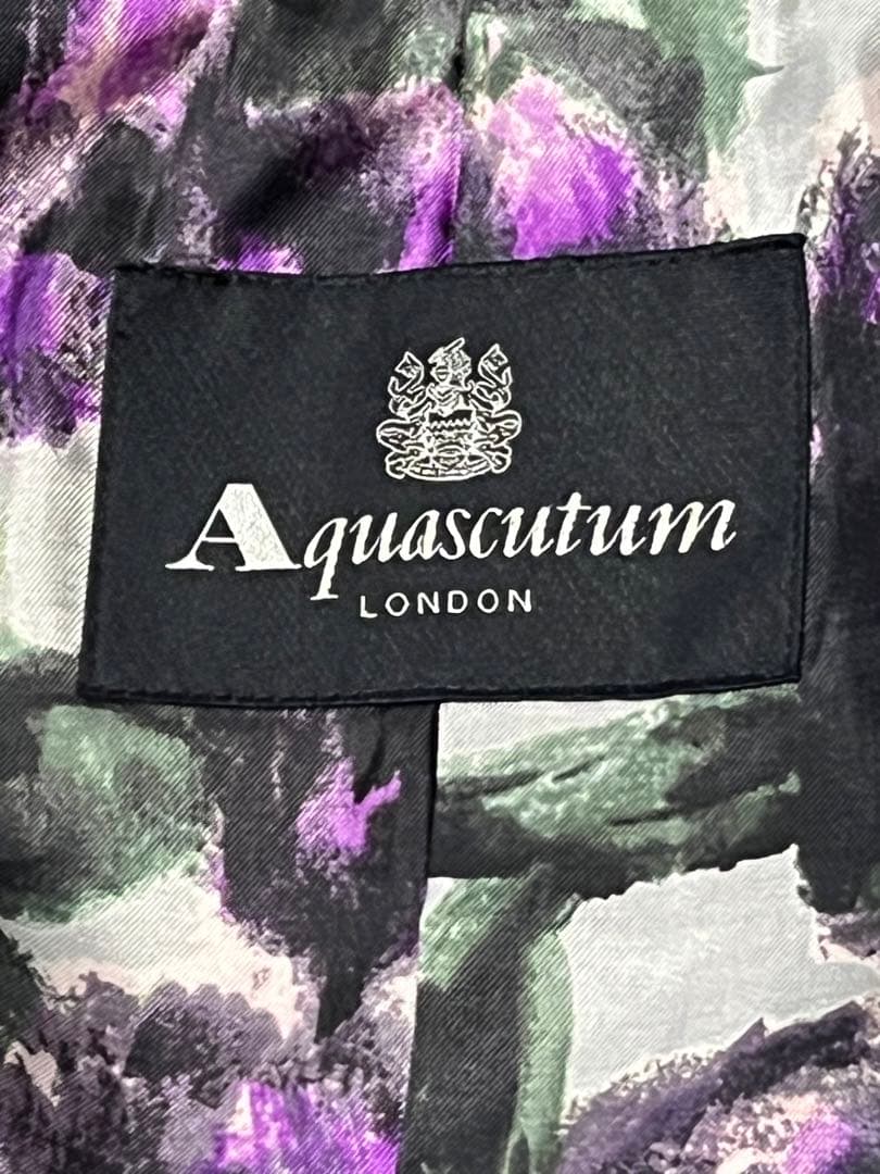 アクアスキュータム　光沢のあるチェスターコート サイズ10【11号相当】美麗品